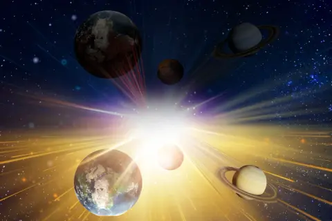 Planeter och stjärnor i ett kosmiskt skådespel, där en stor beng av ljus lyser upp universum.