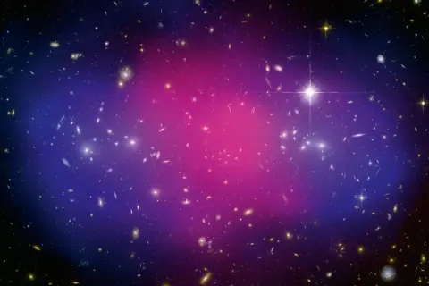 Enormt mörkt universum fyllt av galaxer, med en rosa och blå nebulosa i mitten.