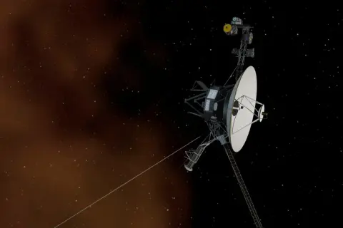 Voyager-sonden svävar i rymden, en ensam utforskare som ställer frågan: finns det ljud i rymden? Dess parabolantenn är riktad mot stjärnorna.
