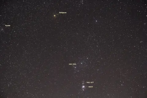 Stjärnhimlen med Betelgeuse, Rosette-nebulosan, NGC 2024, NGC 1977 och M42/3. Ingen hästnebulosa syns.