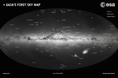 Gaia-kartan visar Vintergatan och dess omgivningar, med galaxer och stjärnhopar markerade. En fantastisk överblick från Gaia-resan.