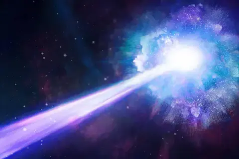 En stråle av laddade partiklar skjuter ut från en ljus, blå och lila nebulosa i rymden.