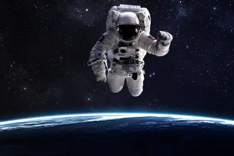 En astronaut svävar fritt i rymden, med jorden synlig under.