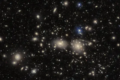 En djup rymdbild visar otaliga galaxer, som ger ledtrådar om hur snabbt universum expanderar.
