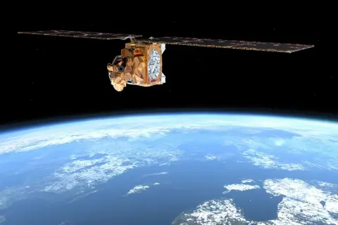 En gyllene satellit svävar över en blå jord. Dess solpaneler sträcker sig ut, som om de samlar energi från rymden, medan en potentiell **debris field** lurar i mörkret.