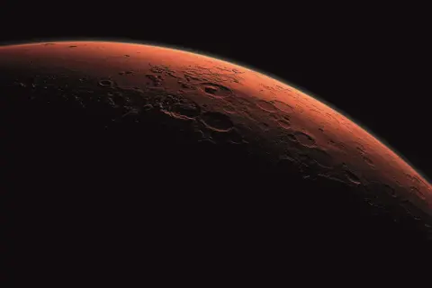 Mars, den röda planeten, med sina kratrar och ojämnheter, badar i solljus. En ensam resa mot mars one.