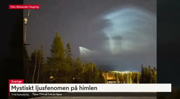 Ett mystiskt ljusfenomen på himlen över Sverige, med moln som lyser upp natten.