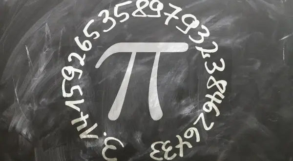 Pi-symbol med siffror runt om på en griffeltavla, perfekt för internationella pi dagen.
