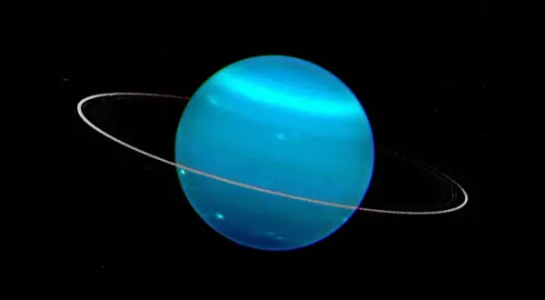 Uranus, en blå planet med svaga, tunna cirklar runt sig i rymdens mörker.