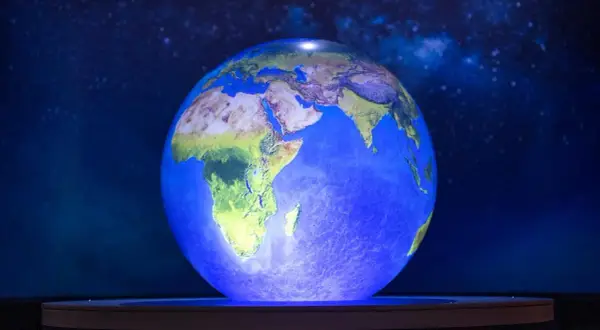 En lysande jordglob visar Afrika och Mellanöstern, med en stjärnklar bakgrund. Känns det som att jorden snurrar snabbare?