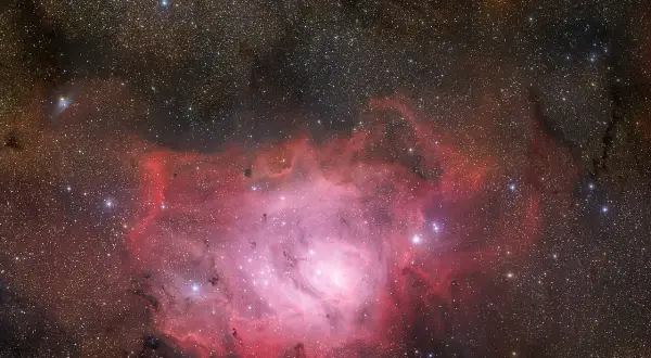 Lagoonnebulosan lysande rosa gasmoln och stjärnor, en kosmisk oas.