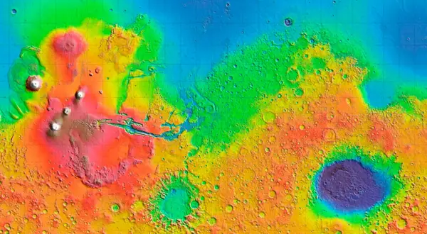 Färgkodad topografisk karta över Mars, visar höjdskillnader. Ett dygn på Mars avslöjar vulkaner och kratrar i olika färger.