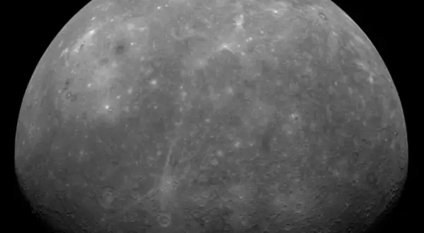 Merkurius, en kraterfylld värld, visar upp sin yta. Denna planet har inga egna månar, så frågan "hur många månar har Merkurius" besvaras med noll.