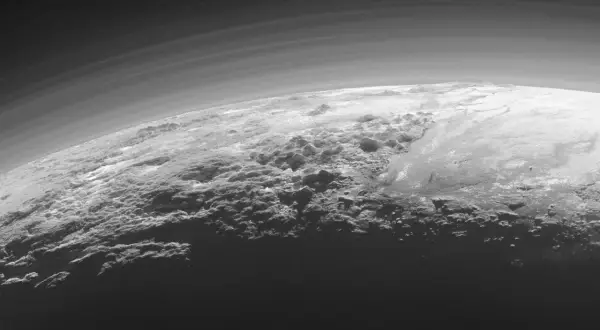 Pluto med dess karga, isiga landskap och tunna atmosfär, en ny horisont av upptäckter.