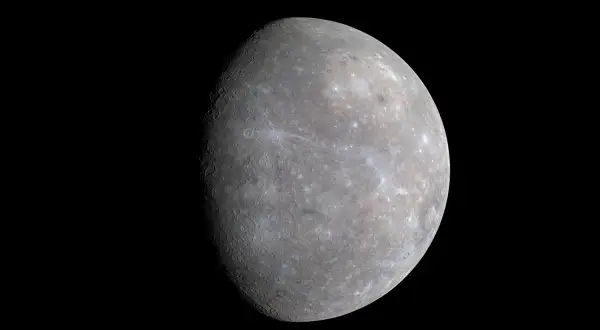 Merkurius, vilken planet är minst, med sin kratertäckta yta mot den svarta rymden.