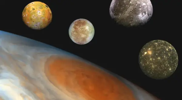 Jupiters fyra största månar – Io, Europa, Ganymedes och Callisto – kretsar runt den gigantiska gasplaneten.