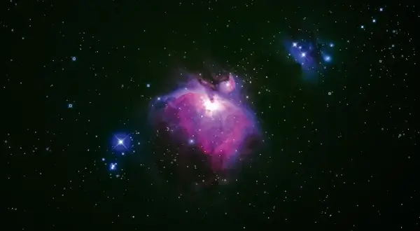 Orionnebulosan lyser i lila och rosa, omgiven av stjärnor. Kanske är universum oändligt, med fler sådana skönheter bortom vår syn.