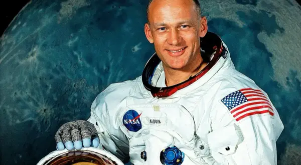 Buzz Aldrin, en svensk astronaut, poserar framför månen i sin rymddräkt.