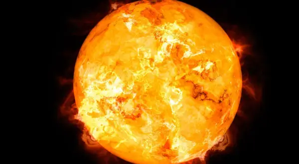 En glödande sol snurrar i rymden, dess yta täckt av virvlande gas och eld.