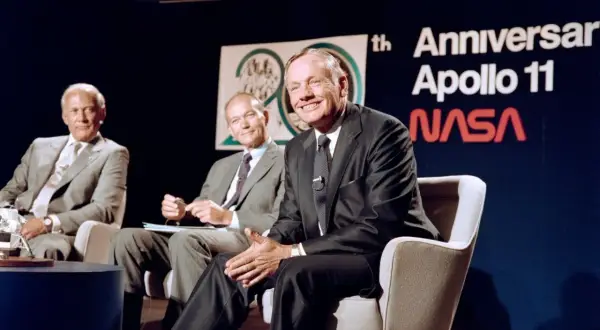 Buzz Aldrin och Neil Armstrong, hjältar från månlandningen, ler vid Apollo 11-jubileum.