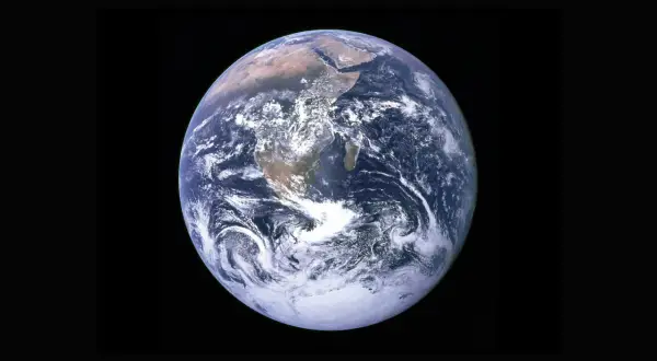 Jorden från rymden, med Afrika synligt. Tänk hur många mil runt jorden det är!