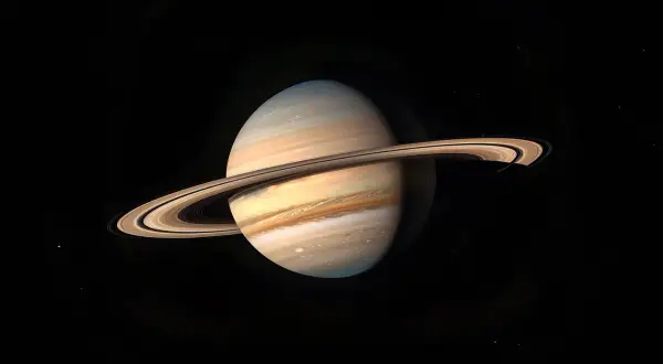 Saturnus med sina ringar, en majestätisk syn som ger en uppfattning om planetens enorma diameter.