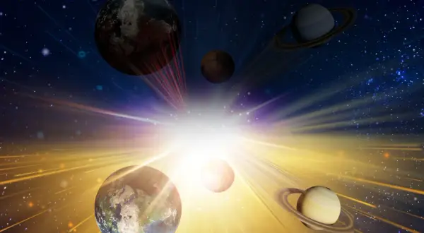 Planeter och stjärnor i ett kosmiskt skådespel, där en stor beng av ljus lyser upp universum.