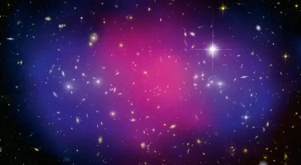 Enormt mörkt universum fyllt av galaxer, med en rosa och blå nebulosa i mitten.