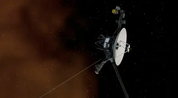 Voyager-sonden svävar i rymden, en ensam utforskare som ställer frågan: finns det ljud i rymden? Dess parabolantenn är riktad mot stjärnorna.