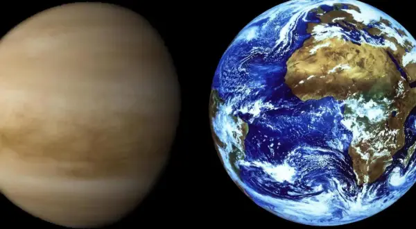 Venus atmosfär, en virvlande brunaktig planet, jämförs med en blå och grön jord.