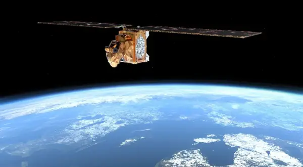 En gyllene satellit svävar över en blå jord. Dess solpaneler sträcker sig ut, som om de samlar energi från rymden, medan en potentiell **debris field** lurar i mörkret.