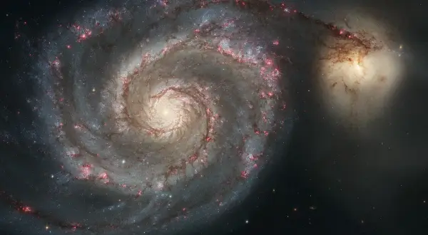 Två kolliderande galaxer, M51 och dess följeslagare. Deras namn är en del av universums fascinerande galaxer namn.