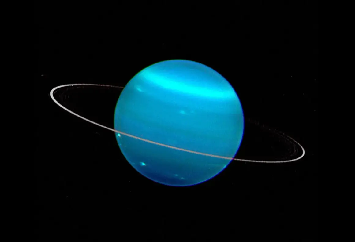 Uranus, en blå planet med svaga, tunna cirklar runt sig i rymdens mörker.