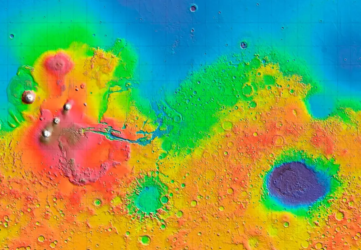 Färgkodad topografisk karta över Mars, visar höjdskillnader. Ett dygn på Mars avslöjar vulkaner och kratrar i olika färger.
