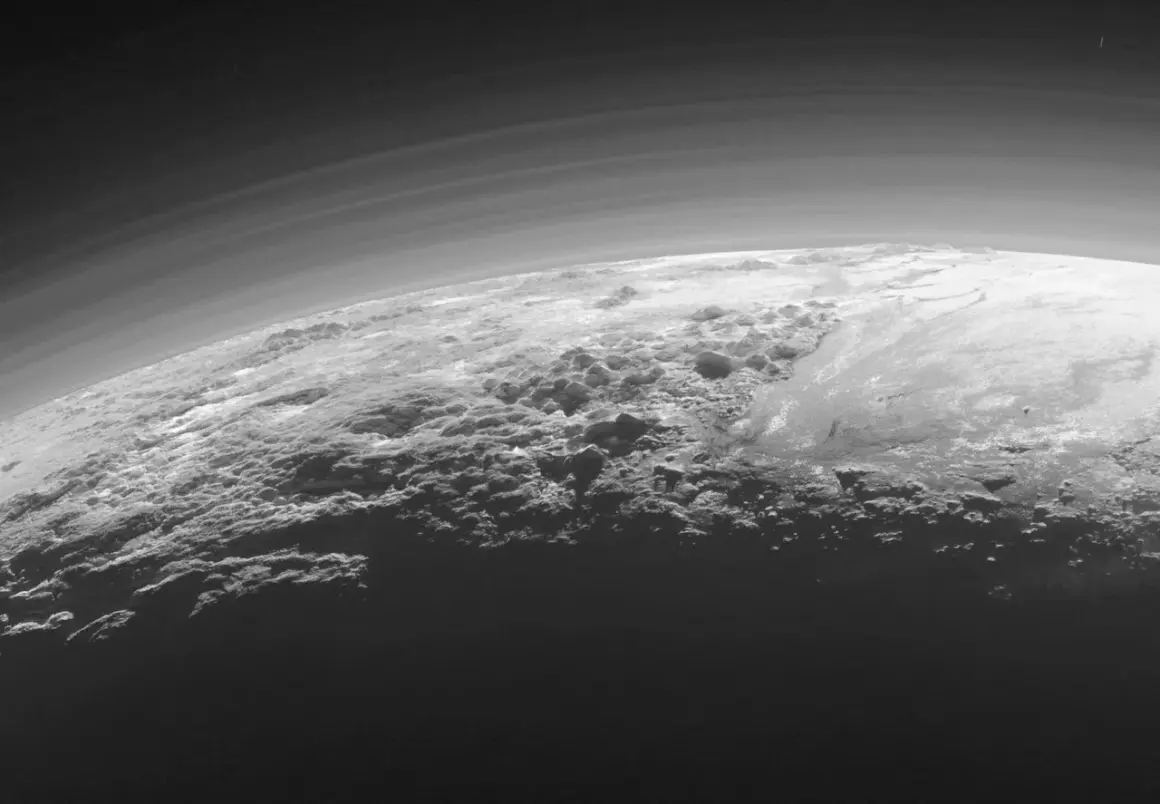 Pluto med dess karga, isiga landskap och tunna atmosfär, en ny horisont av upptäckter.