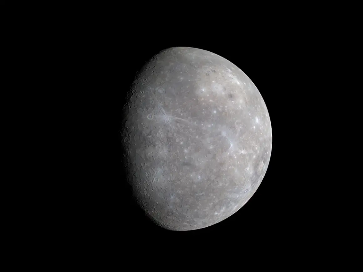 Merkurius, vilken planet är minst, med sin kratertäckta yta mot den svarta rymden.