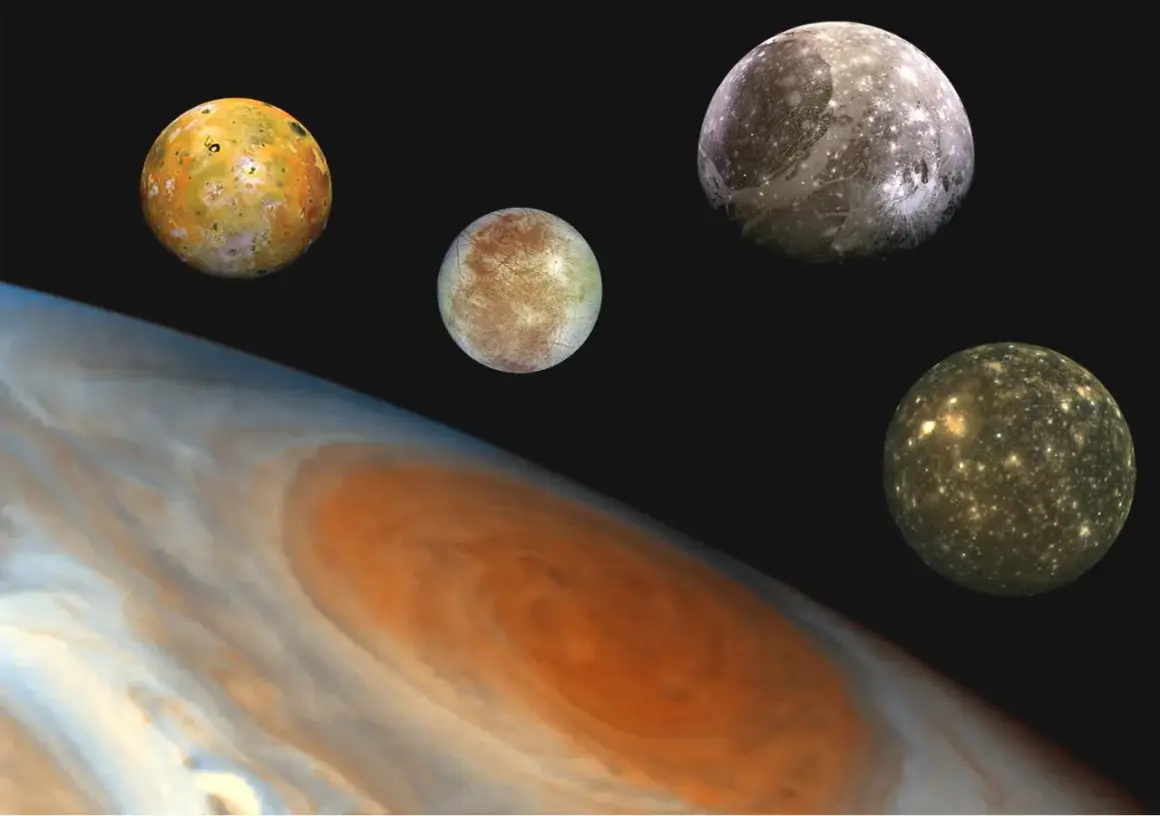 Jupiters fyra största månar – Io, Europa, Ganymedes och Callisto – kretsar runt den gigantiska gasplaneten.