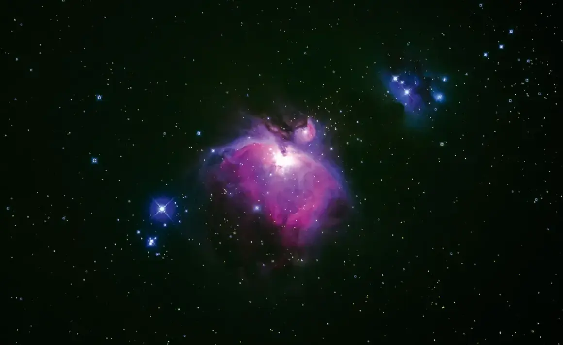 Orionnebulosan lyser i lila och rosa, omgiven av stjärnor. Kanske är universum oändligt, med fler sådana skönheter bortom vår syn.