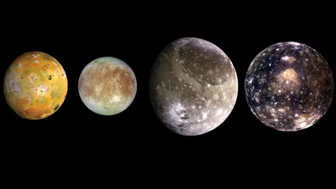 De galileiska månarna Io, Europa, Ganymedes och Callisto visas i rad mot en svart bakgrund.