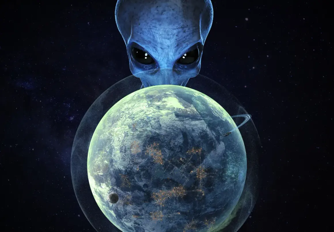 Ett blått utomjording tittar på en planet med ljus som glöder. Kanske finns det liv på andra planeter?