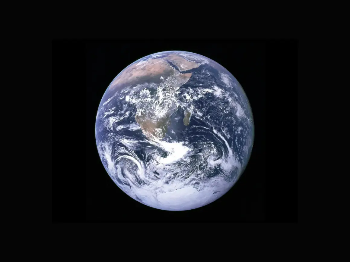 Jorden från rymden, med Afrika synligt. Tänk hur många mil runt jorden det är!