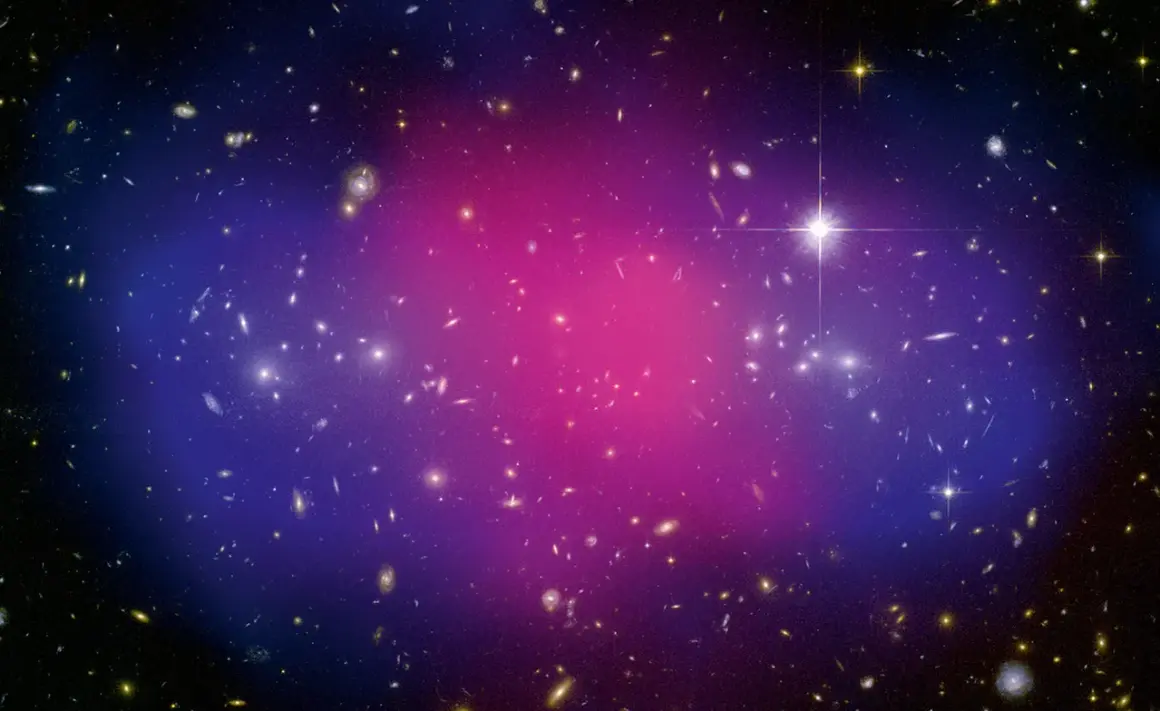 Enormt mörkt universum fyllt av galaxer, med en rosa och blå nebulosa i mitten.