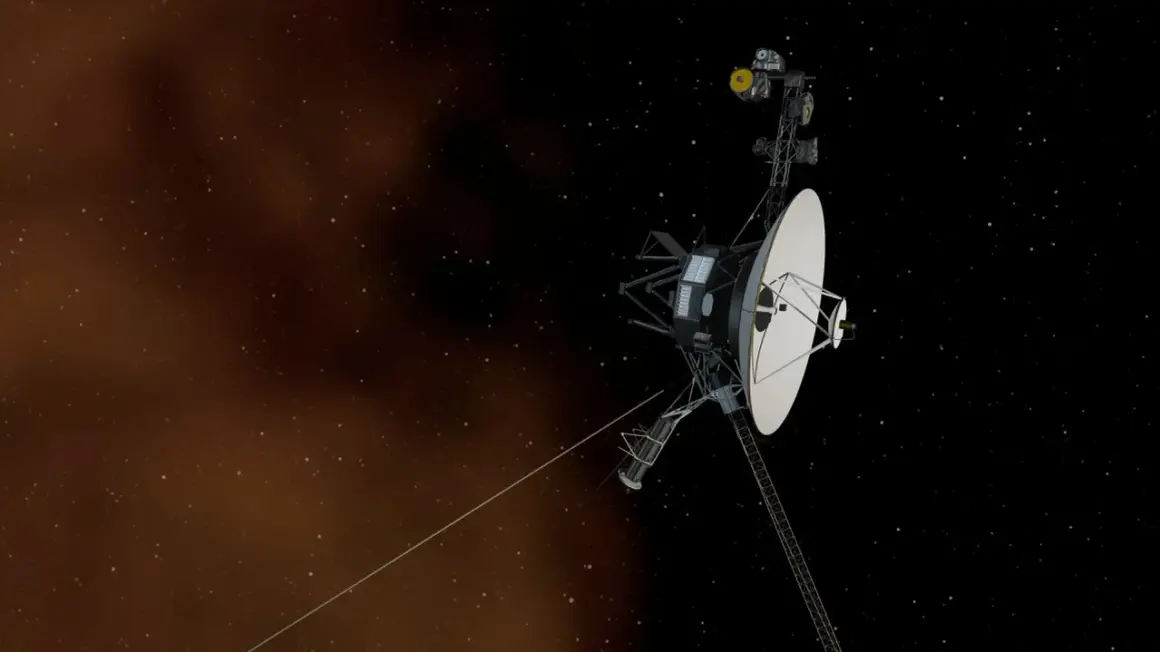 Voyager-sonden svävar i rymden, en ensam utforskare som ställer frågan: finns det ljud i rymden? Dess parabolantenn är riktad mot stjärnorna.