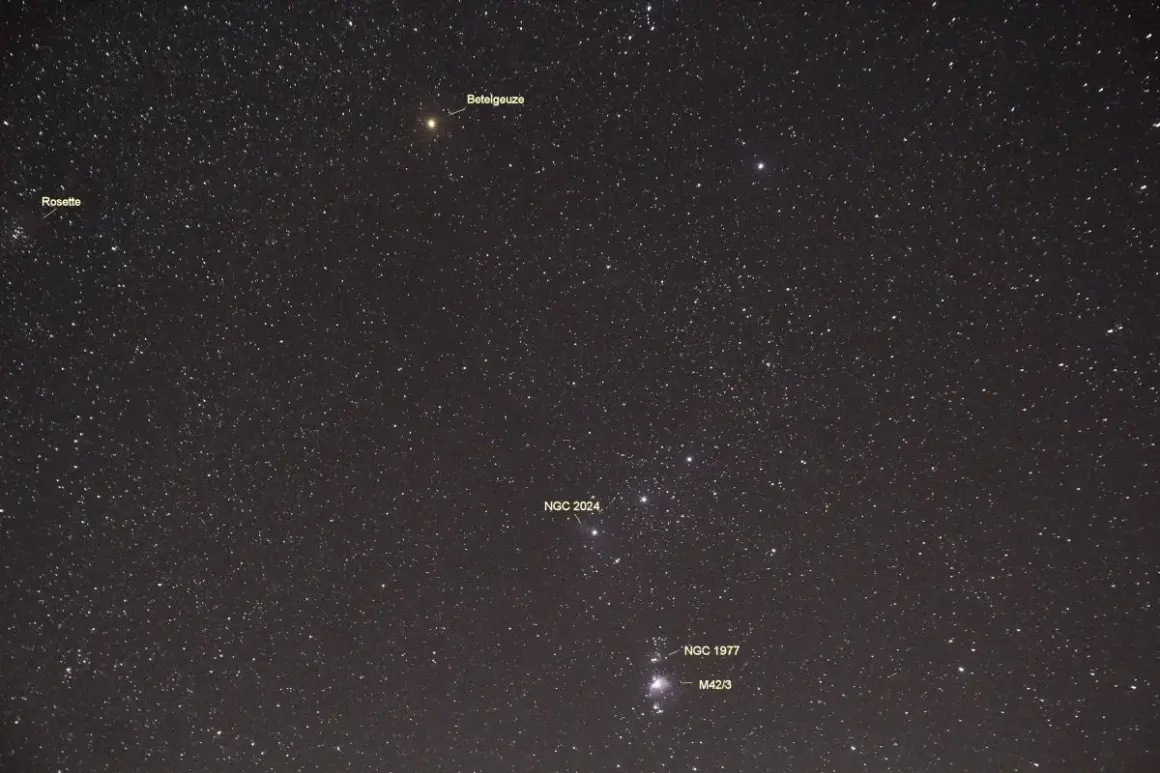 Stjärnhimlen med Betelgeuse, Rosette-nebulosan, NGC 2024, NGC 1977 och M42/3. Ingen hästnebulosa syns.