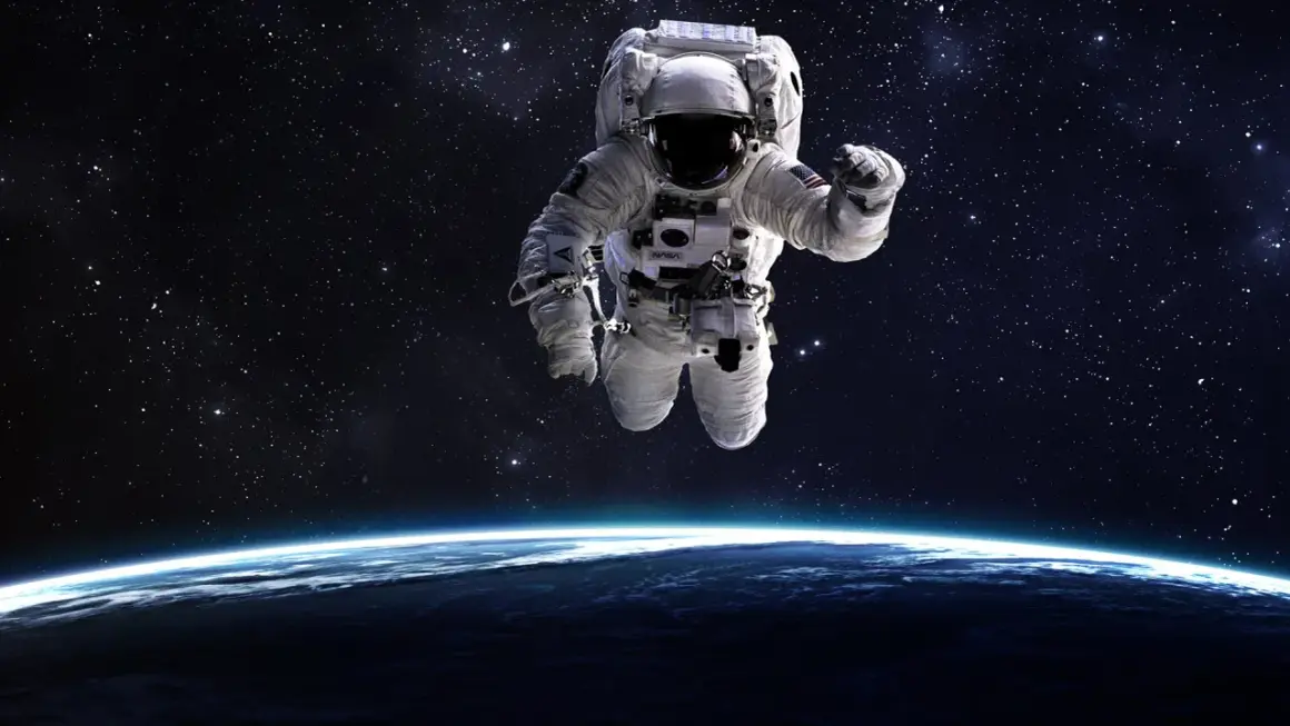 En astronaut svävar fritt i rymden, med jorden synlig under.