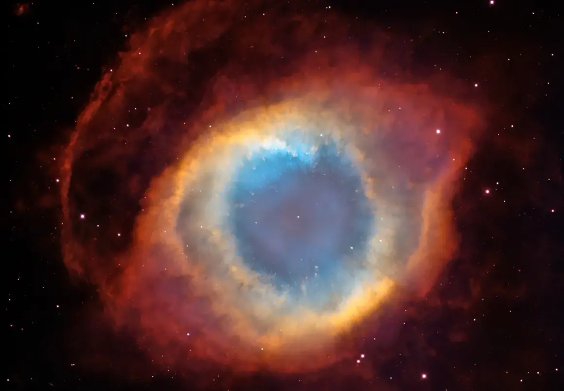 Enormt kosmiskt öga av gas och stoft, en **veil nebula** som lyser i blått, gult och rött.