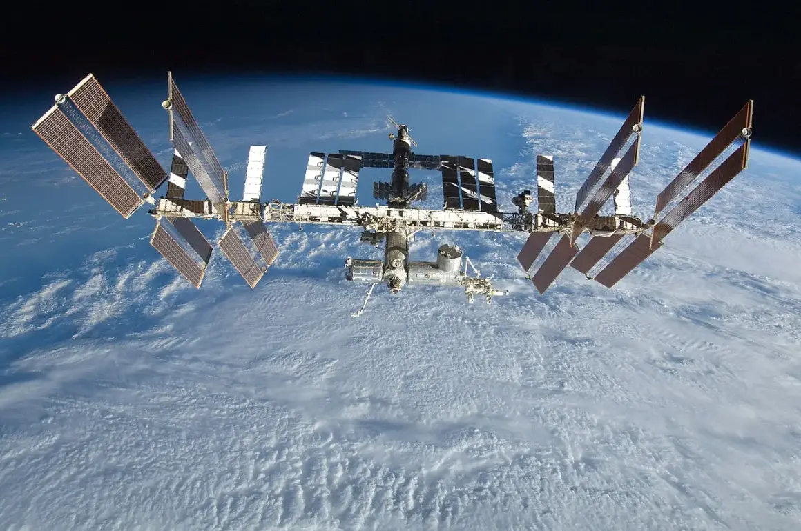 Den internationella rymdstationen, mir rymdstation, svävar över moln på jorden.