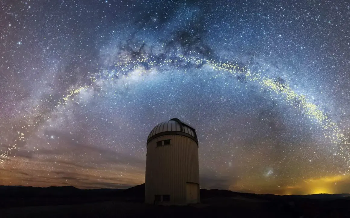 En kupolformad observatoriebyggnad står under en magnifik vintergatan från jorden. Stjärnorna lyser starkt mot den mörka himlen.