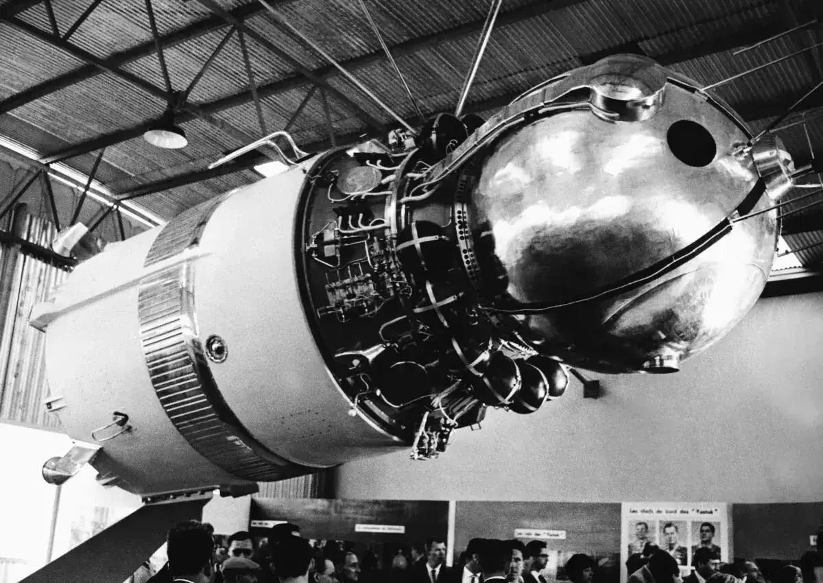 Rymdkapsel Vostok, liknande den som Jurij Gagarin fl&ouml;g i, visas upp med synlig teknik.