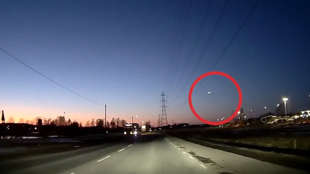 En ljusstark meteor syns p&aring; den m&ouml;rka himlen &ouml;ver en v&auml;g i Sverige.